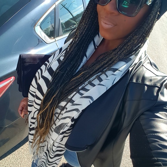 Zebra-Patterned Scarf - Picture 2 of 3